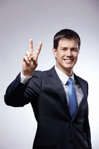 Takım elbiseli çekici bir adam "barış işareti gösterir" — Stok fotoğraf
