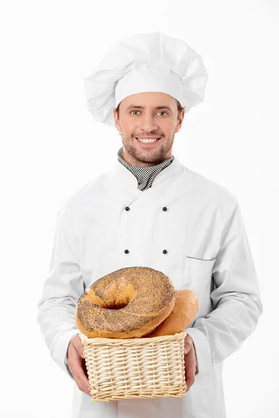 Koch hält einen Korb mit Brot — Stockfoto