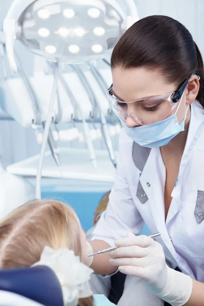 Dentista En El Trabajo Cirugia Practicante Stock Photo 4850264