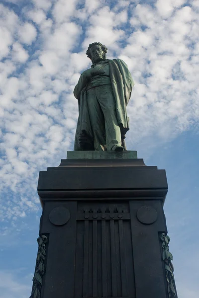 Monumento al más grande poeta ruso Alexander Pushkin — Foto de Stock