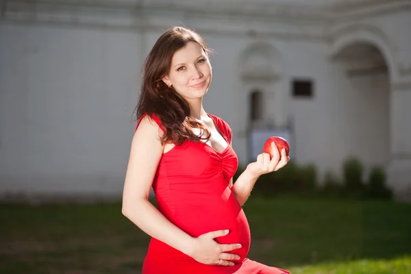 坐在室外的怀孕女人 — 图库照片