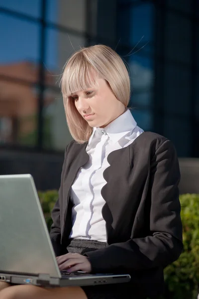 Mulher de negócios bonita trabalha em seu laptop — Fotografia de Stock