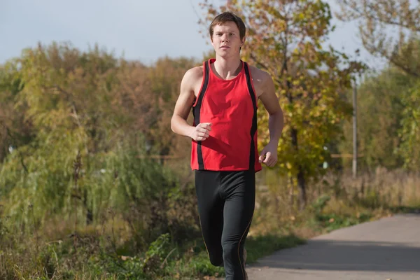 若い男が屋外ジョギング — ストック写真