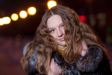 güzel bir genç kadın portresi