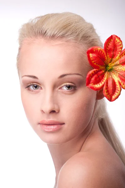 꽃과 아름 다운 젊은 여자의 초상화 — 스톡 사진