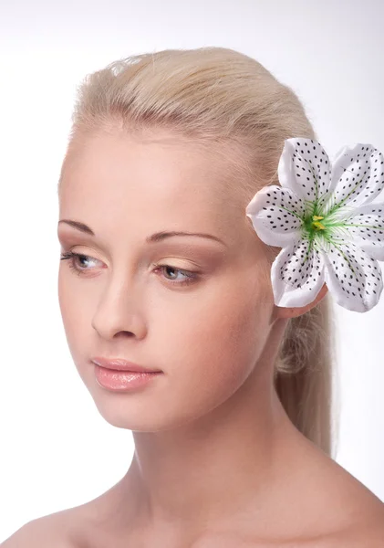 Retrato de una hermosa joven con flor blanca — Foto de Stock