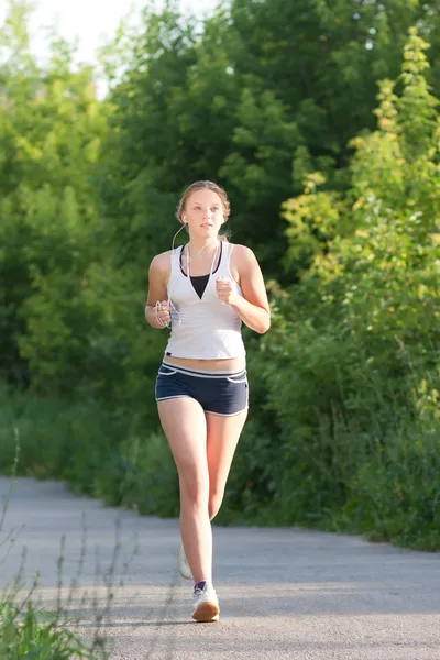 Молода жінка біжить в парку Стокова Картинка