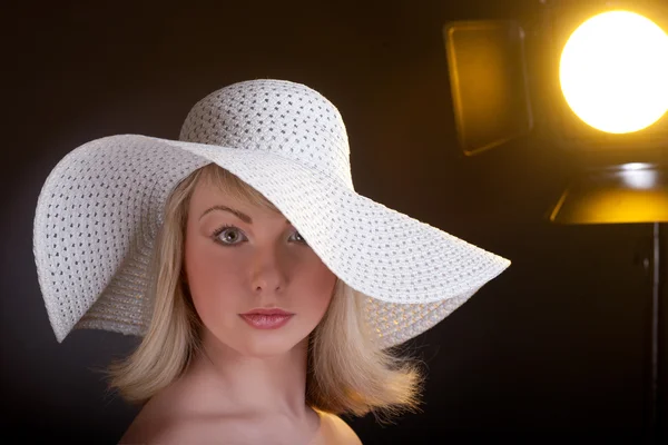 Молодая Модель Шляпе Студийный Снимок — стоковое фото