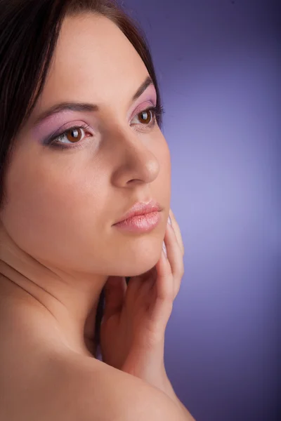 Портрет Молодой Красивой Женщины Фиолетовом Фоне — стоковое фото