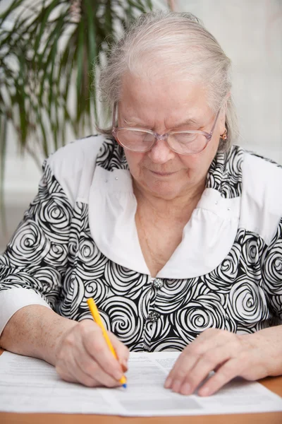 セニョール女性署名文書 — ストック写真