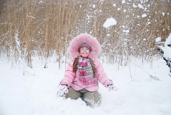 Giocare con la neve — Foto Stock