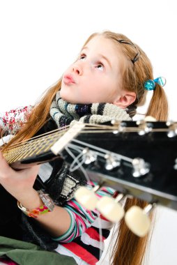 Stüdyo çekim küçük güzel kızın siyah akustik gitar çalmak
