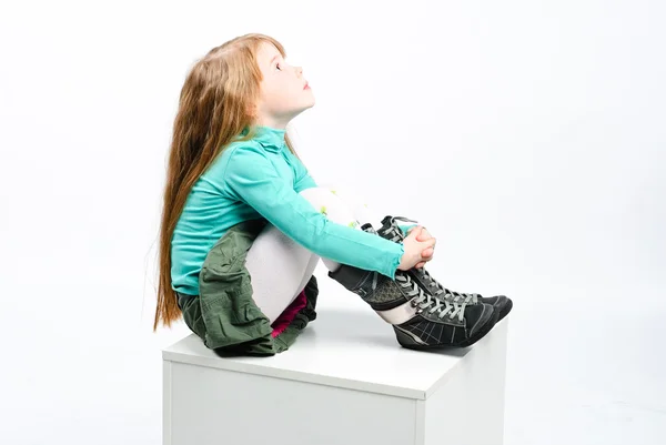 Plan Studio Jolie Petite Fille Assise Sur Cube Blanc — Photo