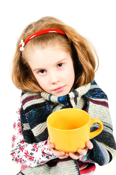 Студійний Знімок Красивої Маленької Дівчинки Холодним Триманням Чашки — стокове фото