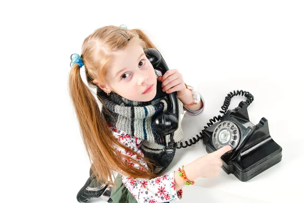 Студійний Знімок Гарненької Дівчинки Дзвонить Старий Телефон — стокове фото