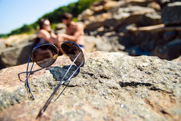 岩の上のサングラス — ストック写真