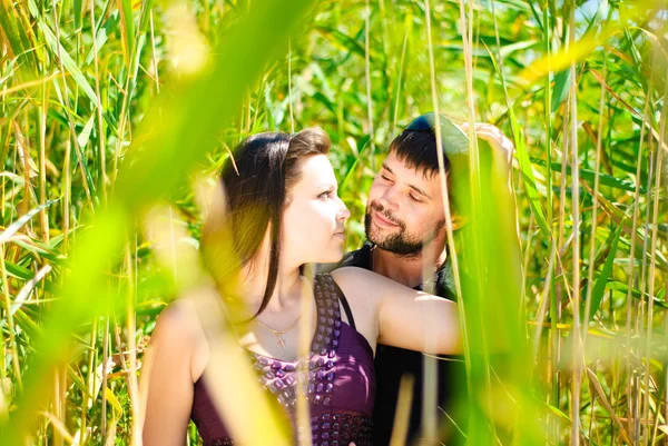 Unga Lyckliga Paret Fältet Skjuta Natur — Stockfoto