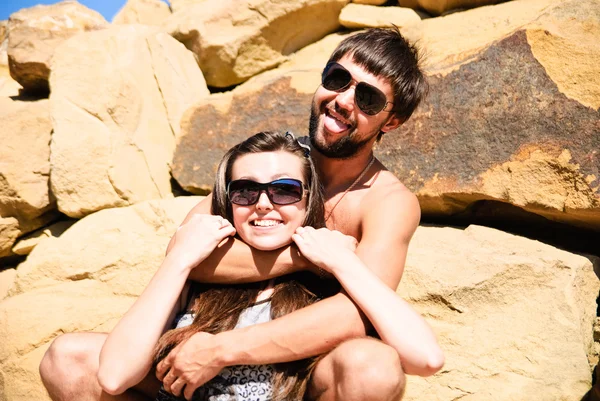 岩の上の若い幸せなカップル 自然を撮影します — ストック写真
