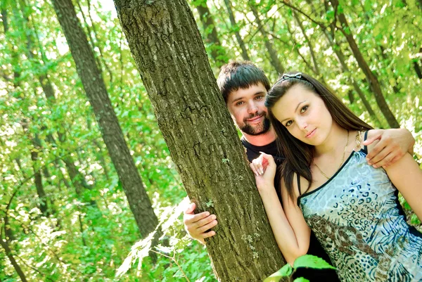 森の中の若い幸せなカップル 自然を撮影します — ストック写真