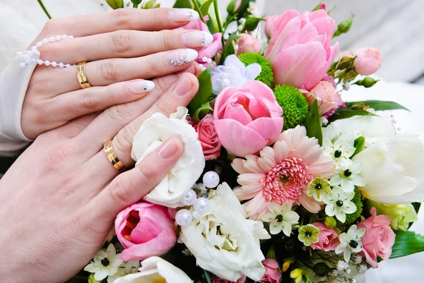 Kezekkel Vőlegénytől Menyasszonytól Jegygyűrűkkel Menyasszony Csokorján — Stock Fotó