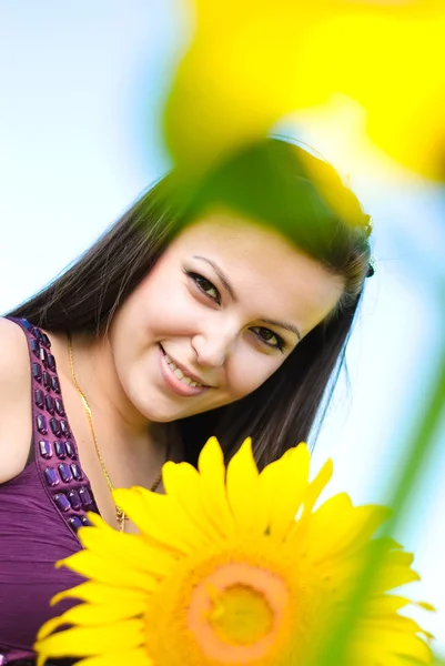 Jonge gelukkige vrouw — Stockfoto