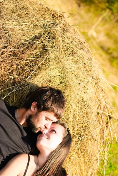Unga Lyckliga Paret Fältet Skjuta Natur — Stockfoto