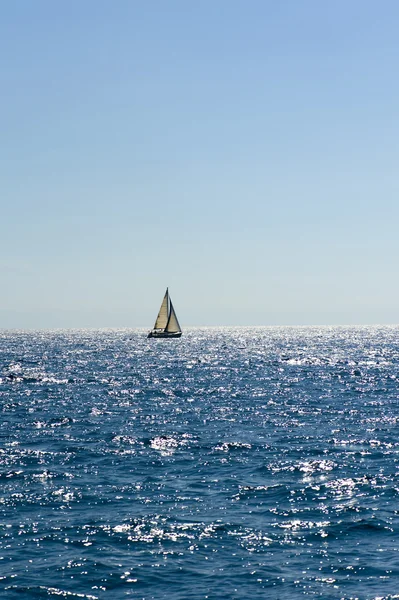 Яхта в морі — стокове фото