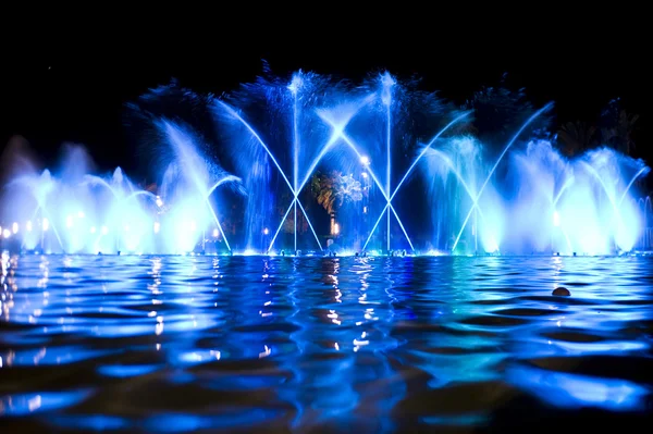 Цветной фонтан ночью — стоковое фото