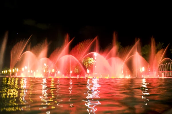 Цветной фонтан в городе — стоковое фото