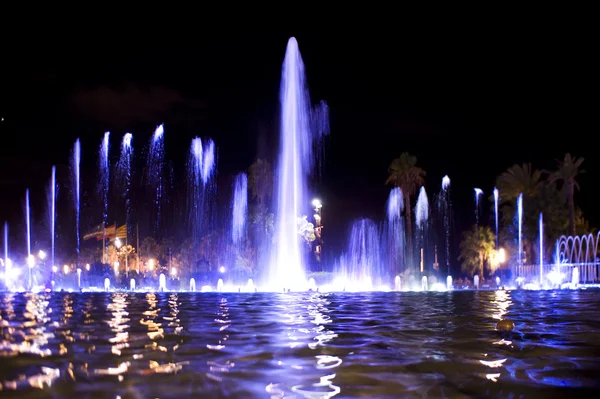 Färgade fontän i natt — Stockfoto