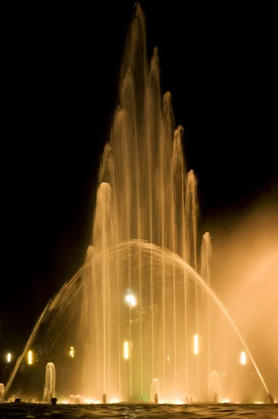 Жовтий фонтан — стокове фото