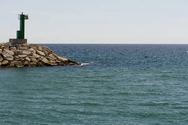 Маяк и море — стоковое фото
