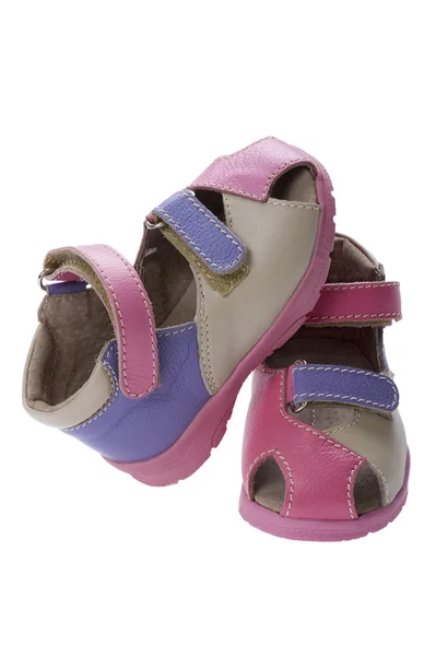 Sandálias para criança em close-up branco — Fotografia de Stock