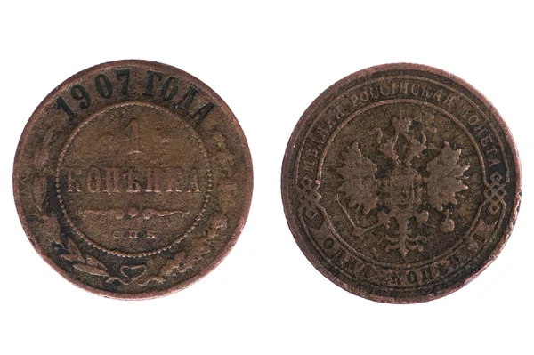Старые русские монеты на белом фоне — стоковое фото