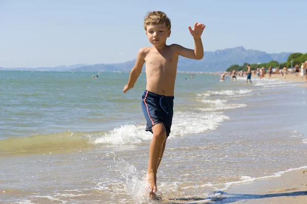 समुद्र तट वर मुलगा — स्टॉक फोटो, इमेज