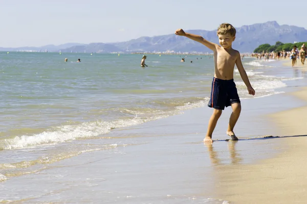 समुद्रकिनारावर मुलगा — स्टॉक फोटो, इमेज