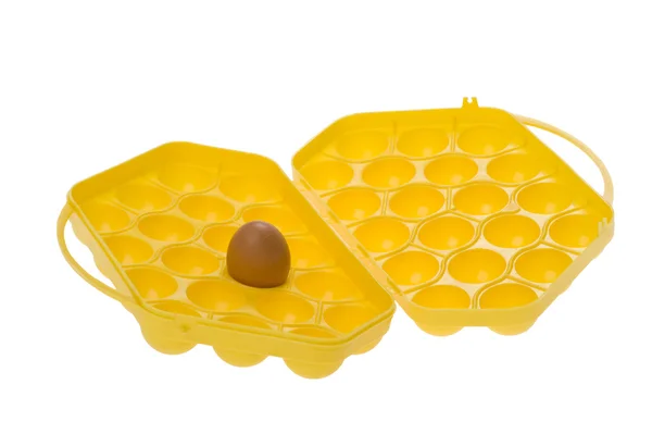 Яйцо и яичная коробка на белом — стоковое фото