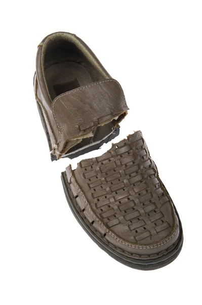 Beschädigte alte Schuhe isoliert auf weißem Hintergrund — Stockfoto