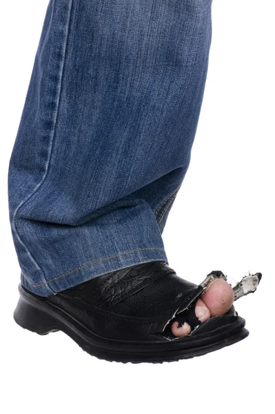 蓝色牛仔裤和损坏的旧靴子的男子脚上的对象 — 图库照片