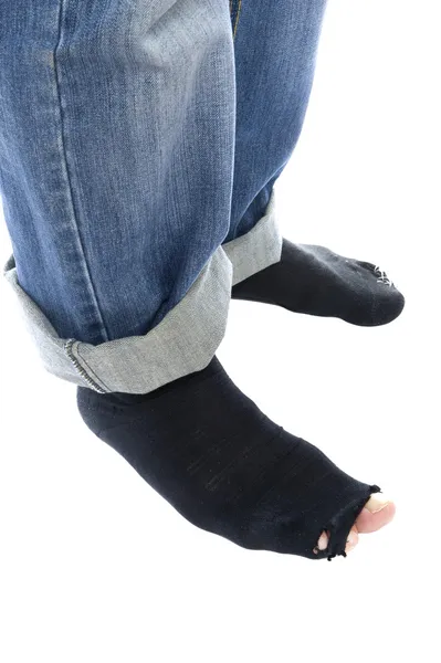 Объект Белом Мужские Ноги Синих Джинсах Испорченных Старых Сапогах — стоковое фото