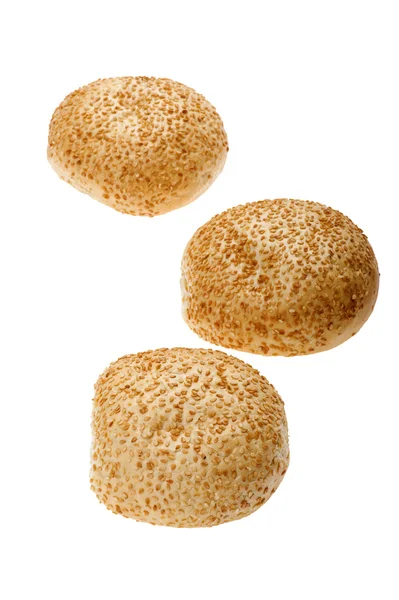 Buchta s Sezamová semínka na bílém pozadí — Stock fotografie