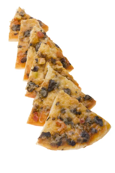 Pizza fatiada em branco de perto — Fotografia de Stock