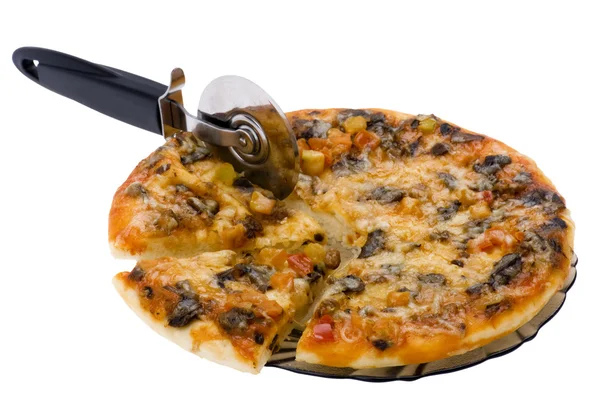 Pizza en rodajas con cuchillo de pizza —  Fotos de Stock