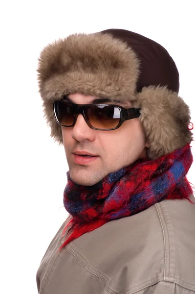Человек в меховой шляпе в солнечных очках — стоковое фото