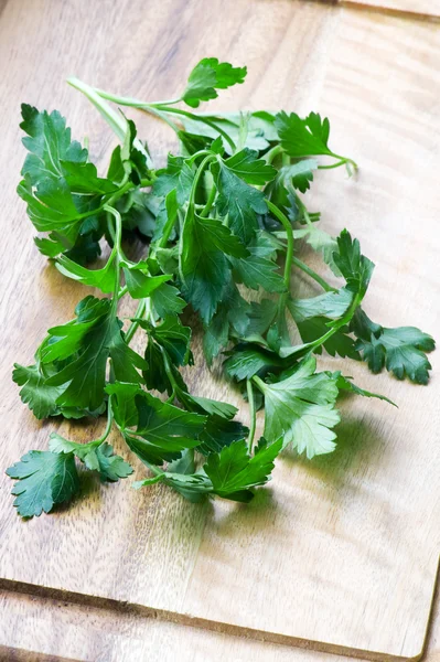 Parsley on a cutting board — Stock Photo, Image