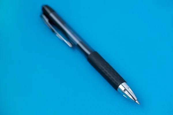Kugelschreiber auf blau — Stockfoto