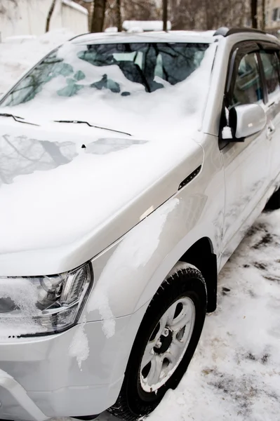 Automóvil bajo la nieve de cerca — Foto de Stock