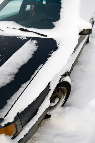 Auto onder de sneeuw close-up — Stockfoto