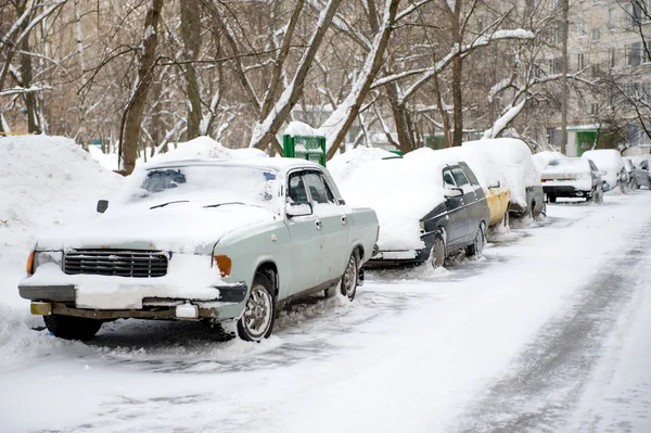 Припаркованный автомобиль и снег — стоковое фото