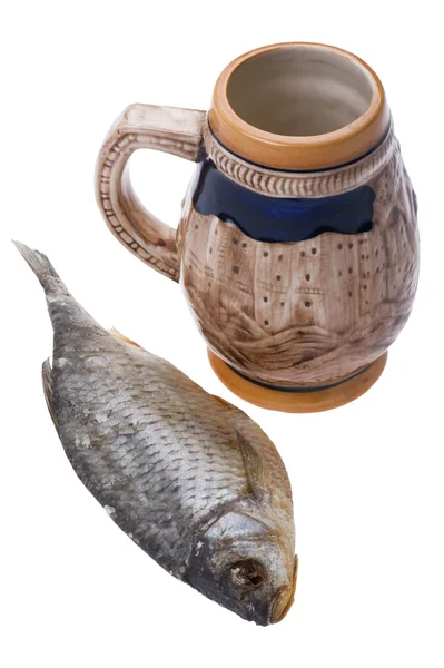 Суха риба з чашкою пива — стокове фото